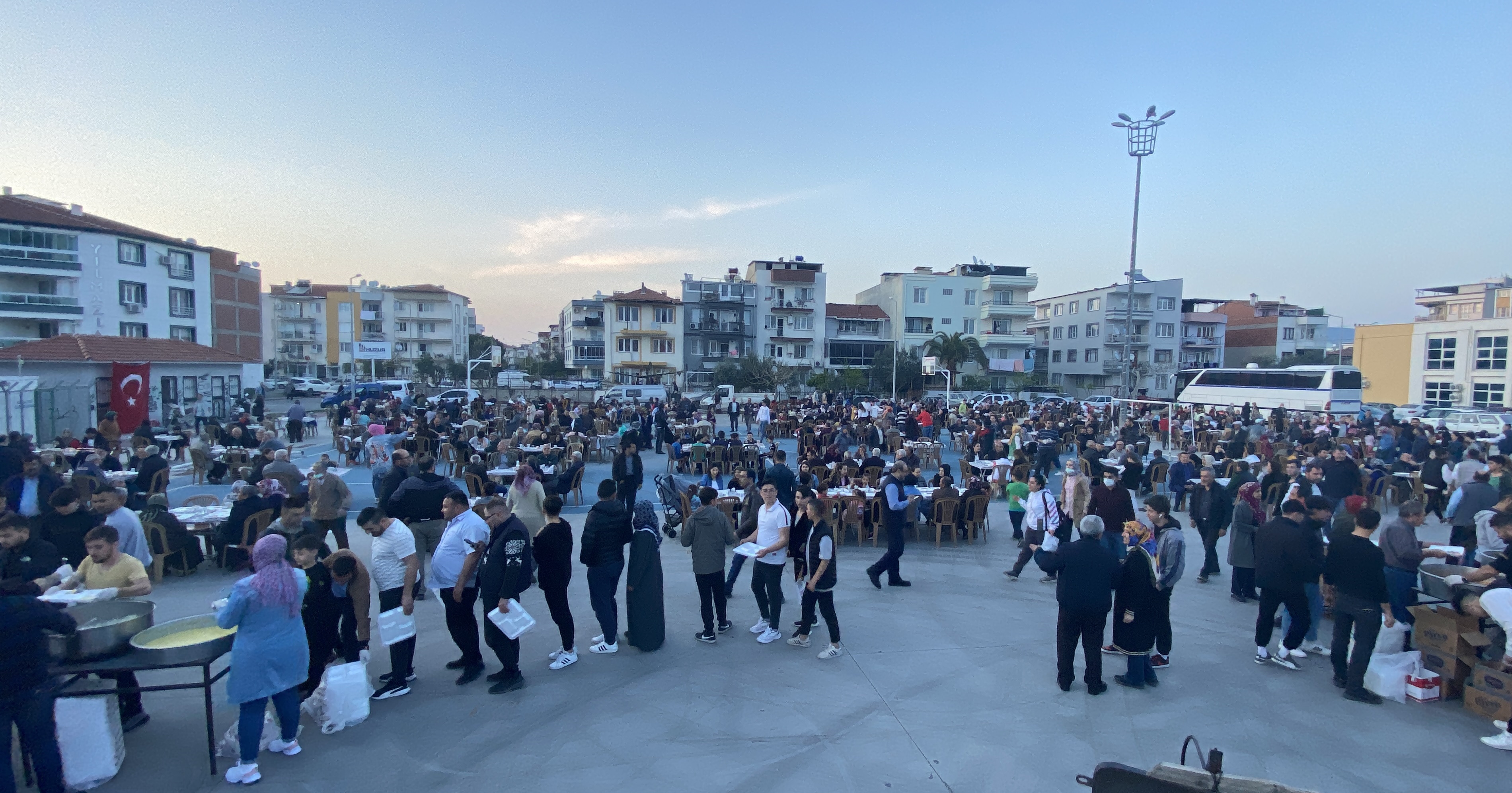 Akparti Ulucami Mahallesi'nde iftar verdi